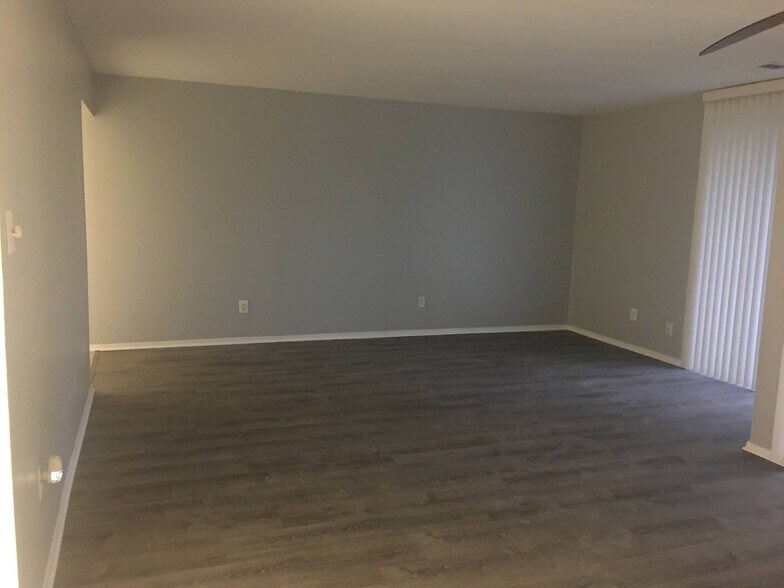 Building Photo - 10241 Prince Pl