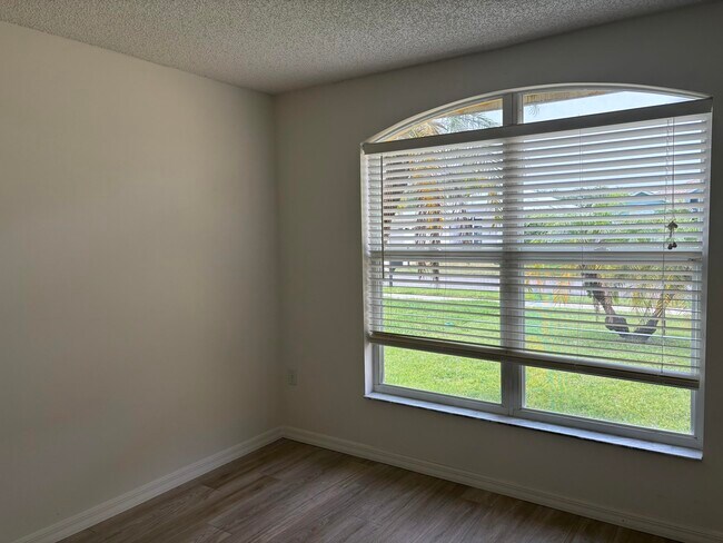 Building Photo - 1776 Vista Lake Cir