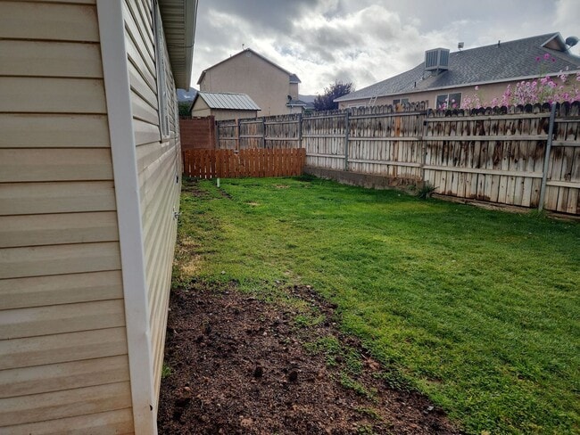 Building Photo - 3 bed 2 bath single level Home, Pet friendly