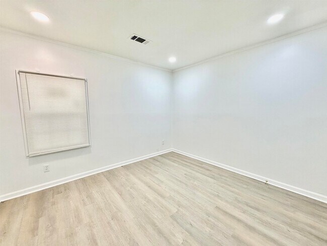 Building Photo - 3800 E Mallory Ave