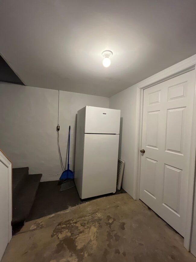 Building Photo - Large, well-maintained 4-bedroom, 1-bathroom row home