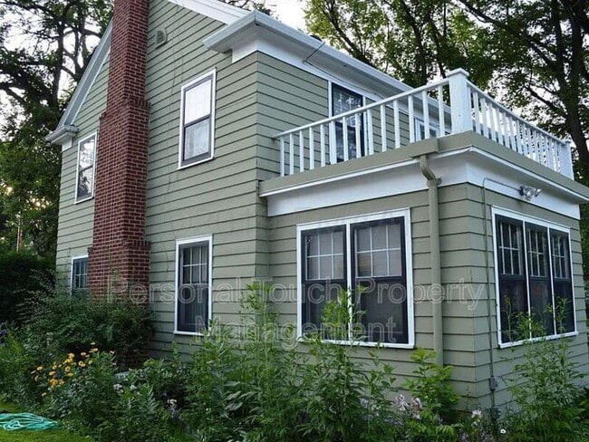 Building Photo - 704 8th St S