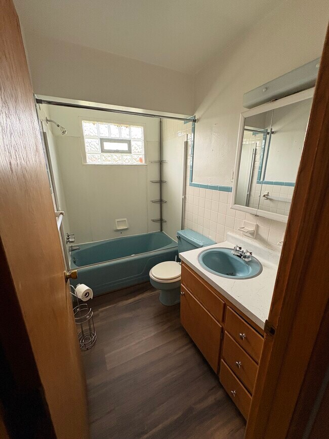 Full bath - 1909 West 33rd Street