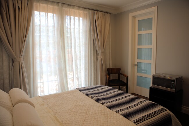 Building Photo - 1215 Altamead Dr