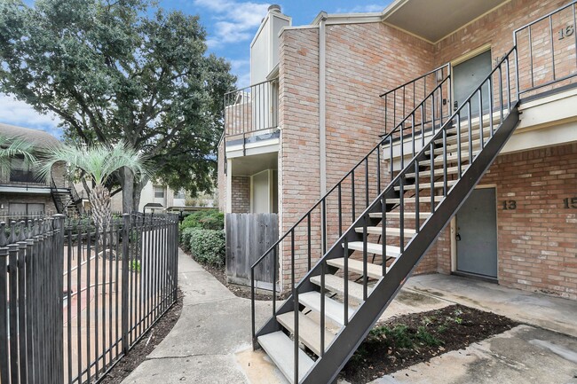 Building Photo - Charming 2-Bedroom Condo in a Prime Gated ...