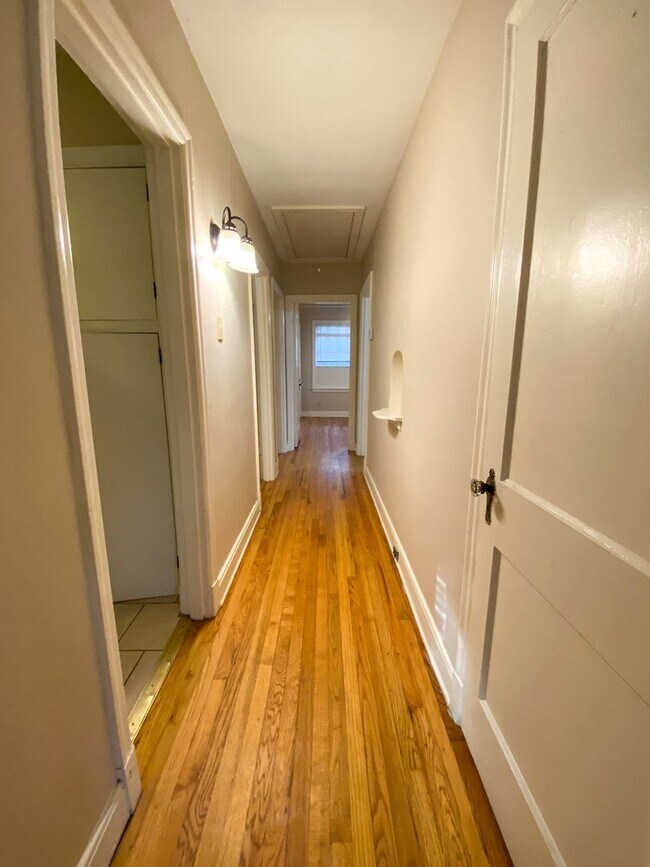 Building Photo - 3 bedroom 1 bath near the university of Me...