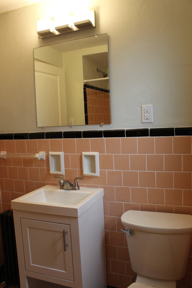 Building Photo - Brentwood Manor