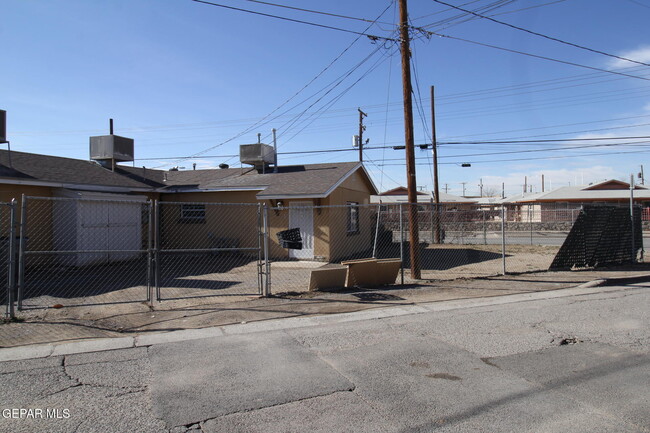 Building Photo - 8903 Old County Dr