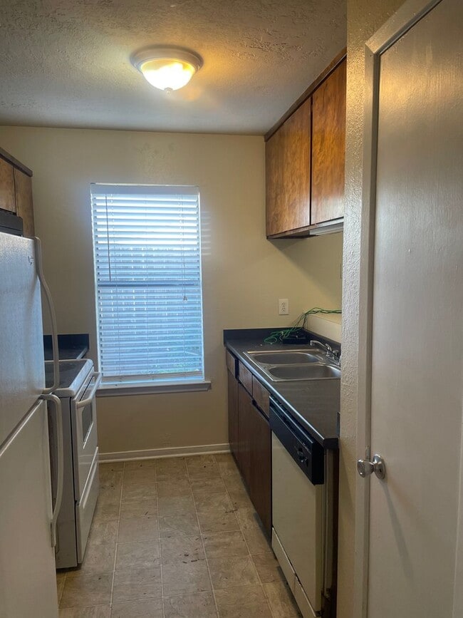 Building Photo - AUGUST PRE-LEASE!  Great 3 bedroom 2 Bathr...
