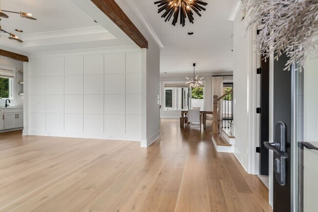 Building Photo - BEAUTIFUL CUSTOM BUILT HOME. 12 SOUTH ACRO...