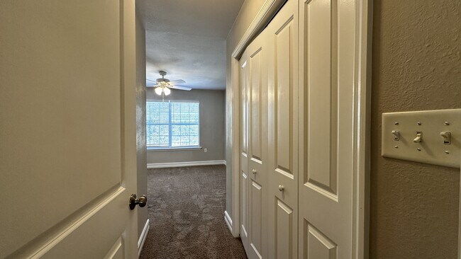 Building Photo - 1585 Crescent Hills Dr