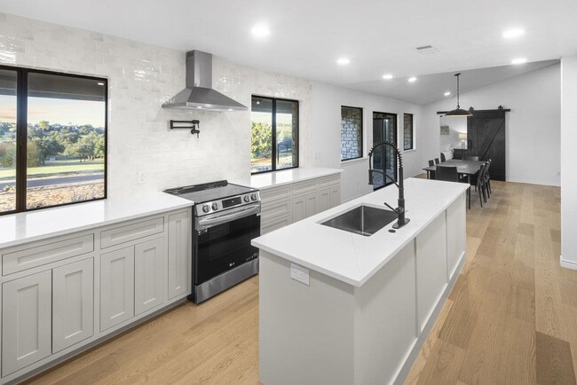Building Photo - 113 W Bluebonnet Rd