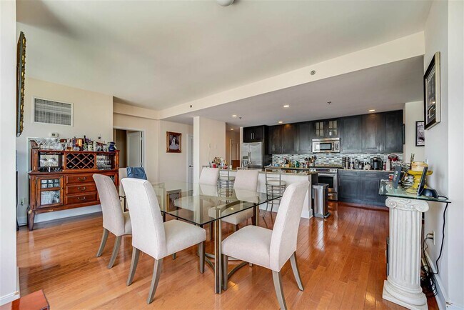 Building Photo - 1125 Maxwell Ln