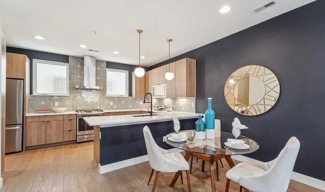 Primary Photo - 2870 Tremont Pl