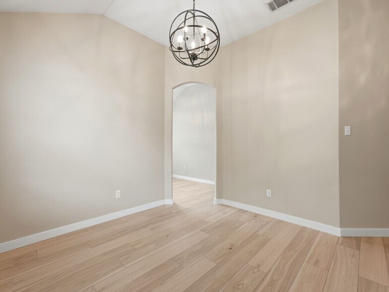 Building Photo - 1004 Downridge Dr