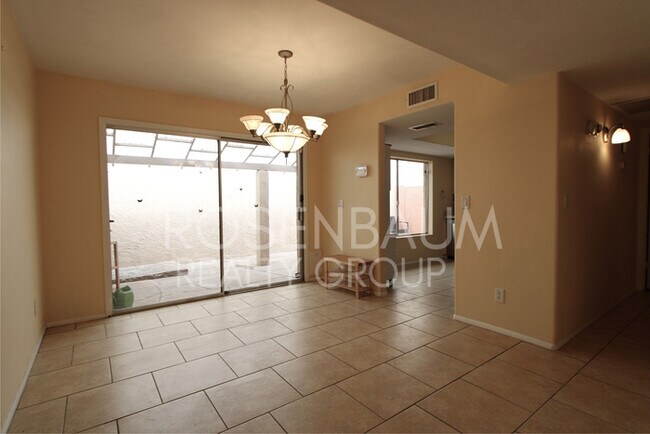 Building Photo - Stunning 2-bedroom, 1.5-bath haven in Phoe...