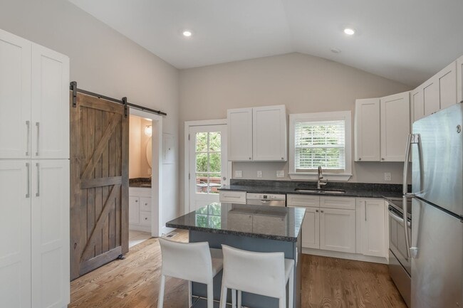 Building Photo - Charlotte Park/Nations bungalow home for r...