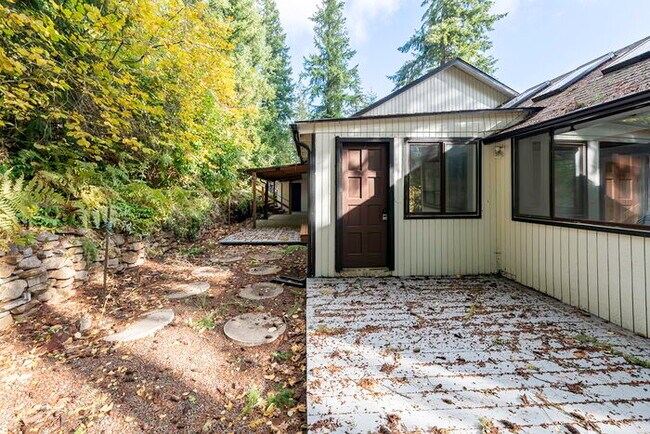 Building Photo - BEAUTIFUL CABIN STYLE HOME ACROSS FROM SILVER LAKE