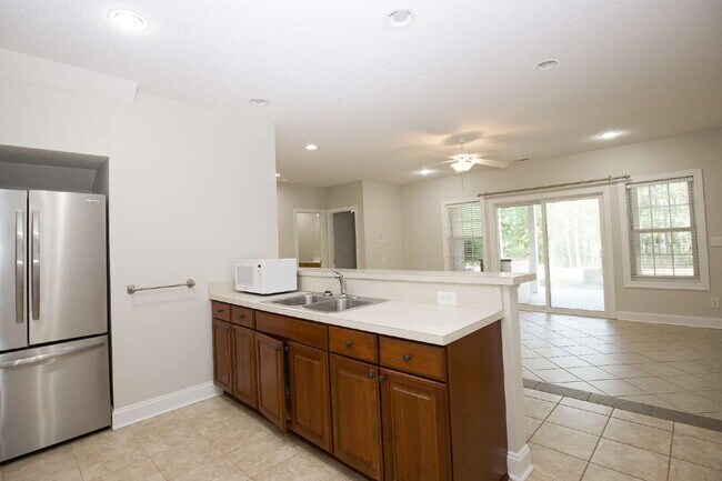 Building Photo - "Spacious 3-Bedroom Retreat with 3200 Sq Ft of Comfort in Seven Lakes!"