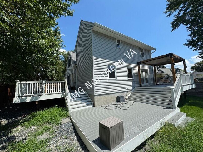 Building Photo - 1909 Rollins Dr