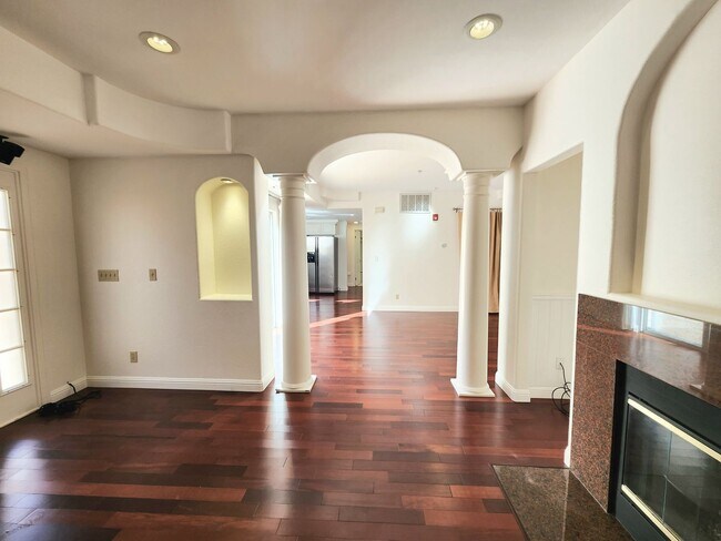 Building Photo - Spacious 3 bedroom condo