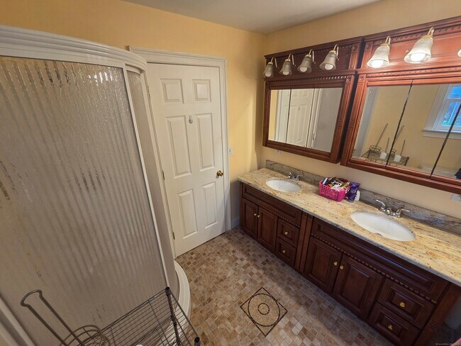 Building Photo - 913 Pleasant Valley Rd