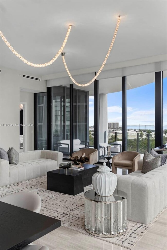 Building Photo - 2821 S Bayshore Dr