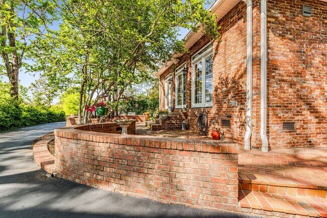 Building Photo - 405 Webb Rd W