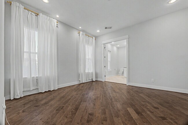 Building Photo - 1226 W 26th St