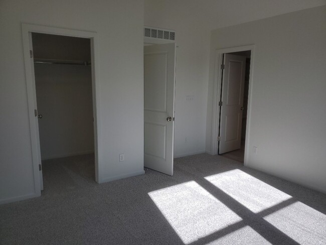 Building Photo - Exquisite 3 Bed 2.5 Bath Single Family Home