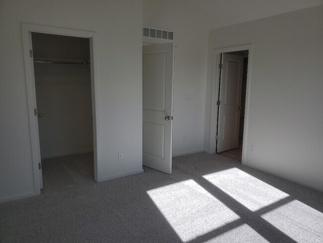 Building Photo - Spacious Home in NE Ft. Collins - Neighborhood Pools