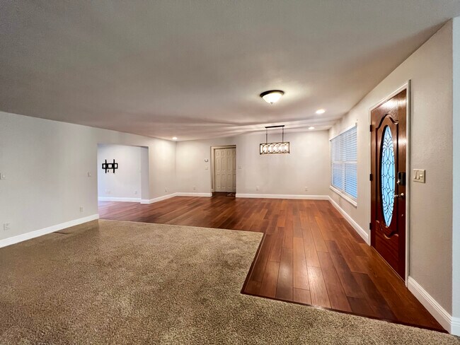 Building Photo - 1858 Oak Park Dr S