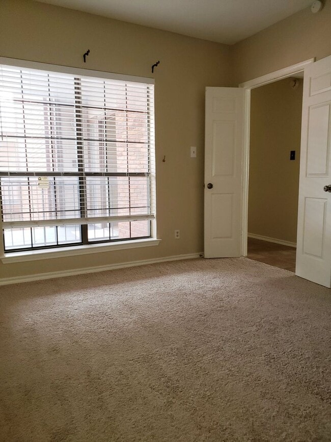 Building Photo - 2 Bedroom, 2 Bath Condo