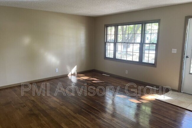 Building Photo - 2213 SE Davies St