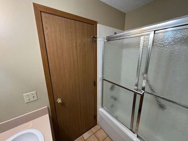 Building Photo - 8611 Scenicview Dr