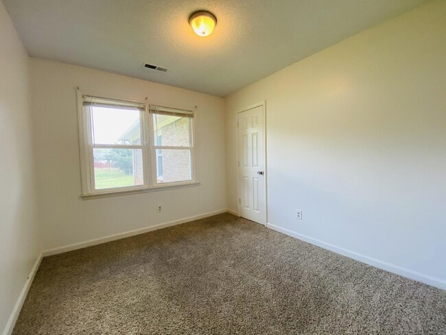 Building Photo - 1/2 off one month* "Spacious 3-Bedroom Retreat with 2 Full Baths in Peaceful Meridianville!"