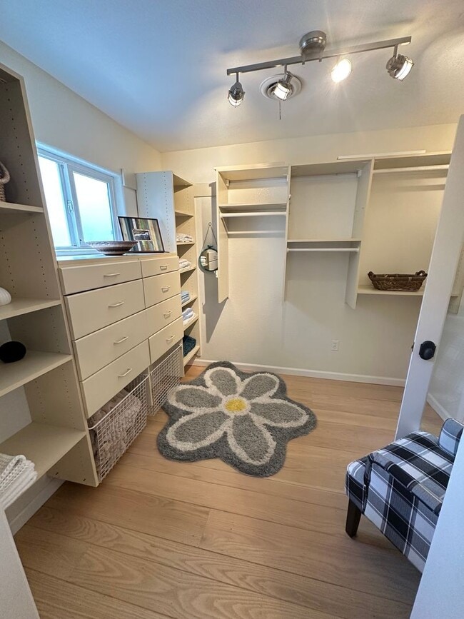 Building Photo - 4 Bed 4.5 Bath, Beautiful Home With Pool A...