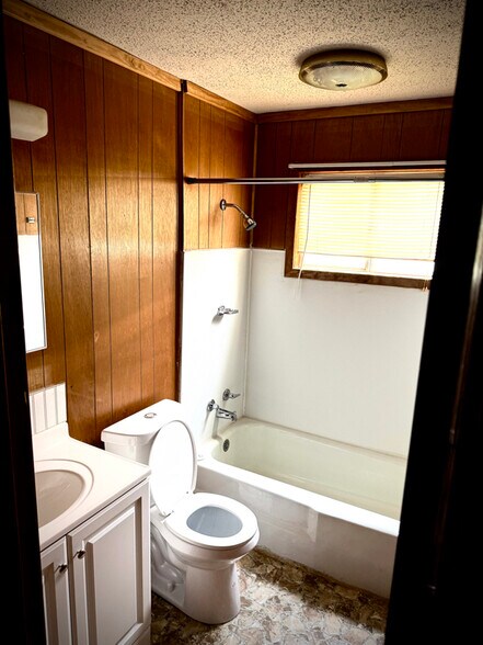 Building Photo - 406 S Hubbard Ave.