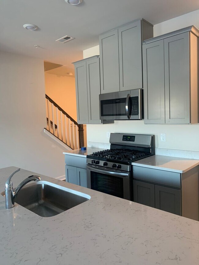 Building Photo - THREE BEDROOM/2.5 BATH TOWNHOME in Southern Lehigh School District