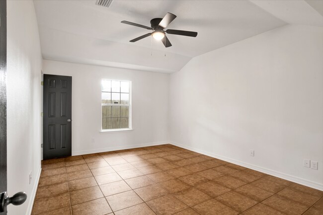 Building Photo - 3 Bedroom Scenic Heights Home