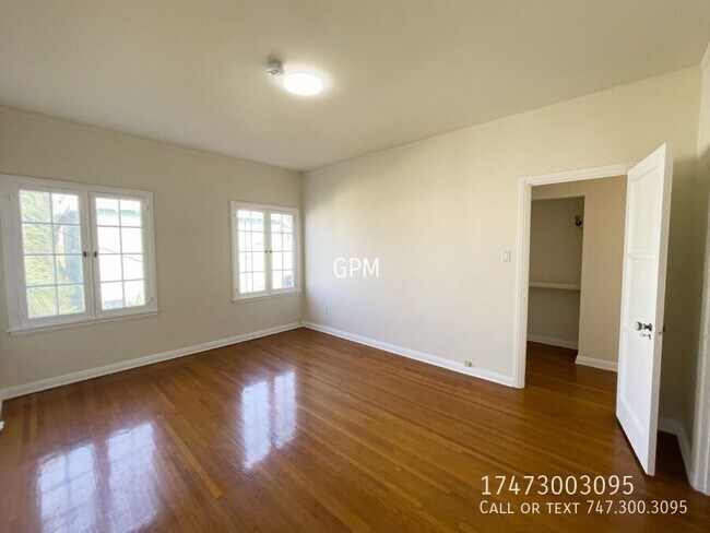 Building Photo - 5353 1/2 La Cresta Ct-