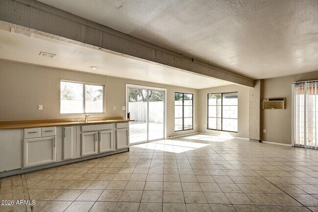 Building Photo - 12715 W Cambridge Ave