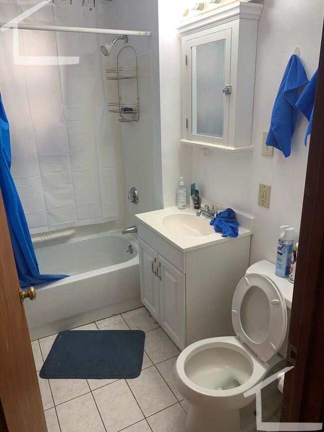Building Photo - Best Deal on a Cat Friendly Apt.  Last Mon...