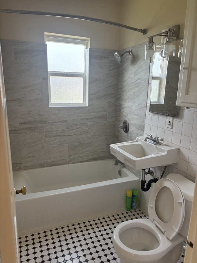 Bathroom - 2839 Pinckard Ave