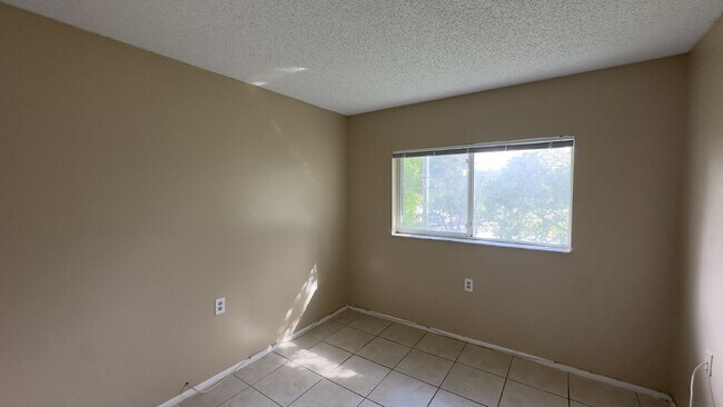 Building Photo - Charming 2-Bed Condo Retreat in West Palm Beach – Cozy Living Awaits!