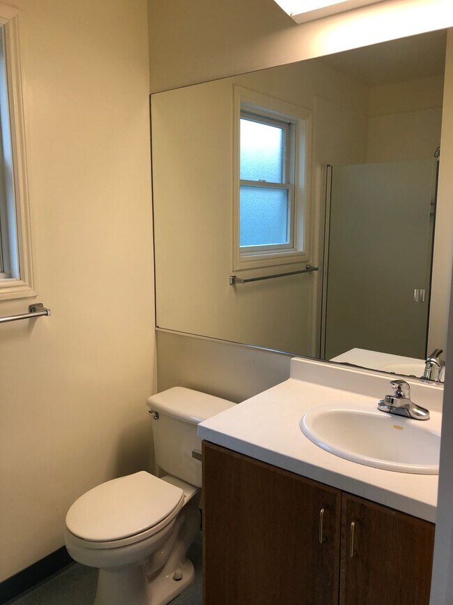 Building Photo - COMING SOON-Spacious 5bdr/3bath units available for a lease ending May 30. Building is located at...