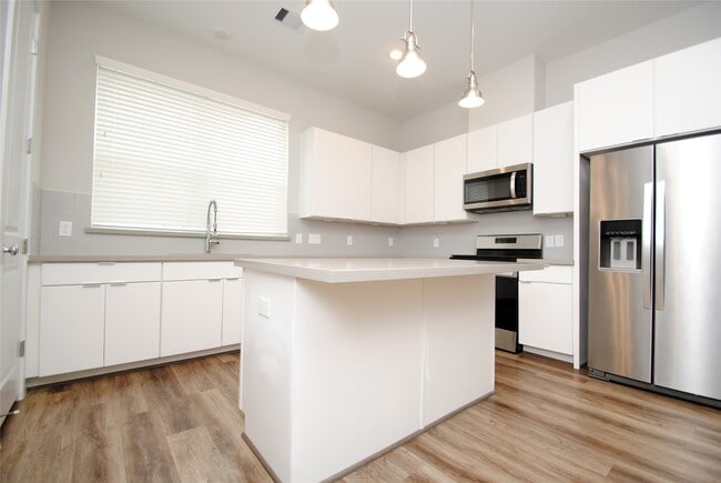 Building Photo - 1270 N Post Oak Rd