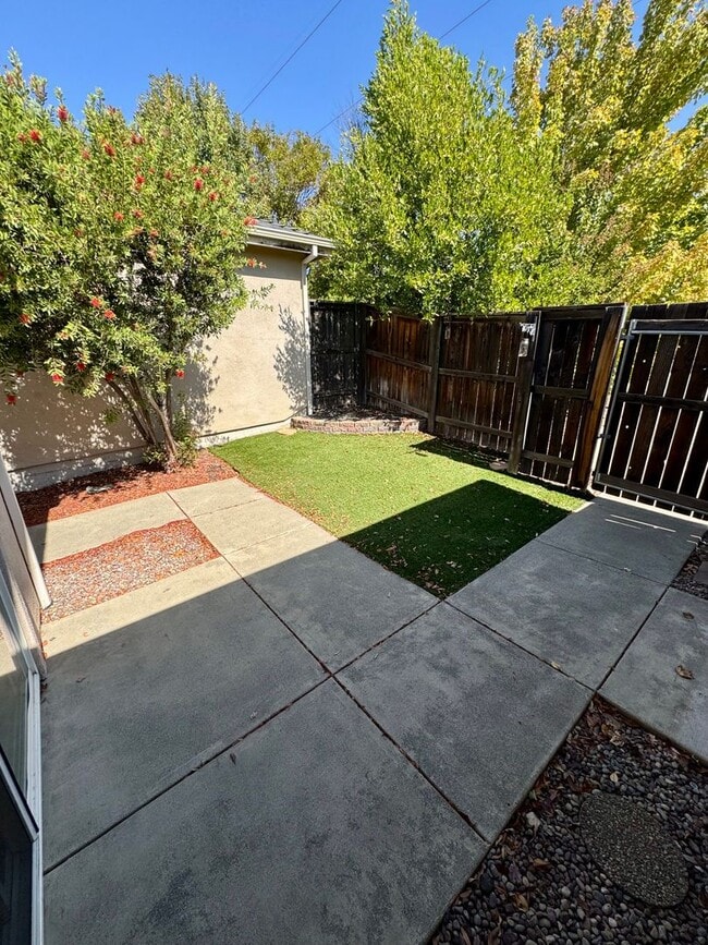 Building Photo - 1331 Yosemite Dr
