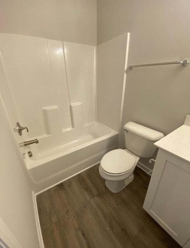 Guest Bathroom - 814 Oak Center Dr