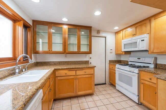 Building Photo - Beautiful Redondo Beach Condominium Rental!